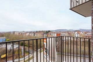 Het nieuwbouwproject van residentie ROOOTS ligt op de hoek van de Molendam en Saint-Sauveurstraat te Ronse. Dit op wandelafstand van het centrum, station en warenhuizen. <br /><br />Dit appartement bevindt zich op de 3de verdieping en geniet van een mooi zicht!<br />INDELING: inkomhal, gastentoilet, leefruimte met ingerichte keuken, slaapkamer 1, badkamer, slaapkamer 2, berging en 2 terrassen! <br /><br />PLUSPUNTEN: <br />+ Bijna-energieneutraal (max E30) <br />+ Onroerende voorheffing: 50% vrijstelling onroerende voorheffing<br />+ centrale verwarming: warmtepomp & vloerverwarming <br />+ prachtig zicht <br />+ Ondergrondse garageboxen, autostaanplaatsen en bergingen <br />+ Nabij station, scholen & warenhuizen <br />+ Interessante investering <br />+ prachtig zicht!<br /><br />MEER INFORMATIE OVER DIT PRACHTIG PROJECT? CONTACTEER jens@immoboss.be of 0488 98 13 30