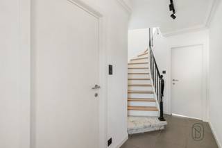 <p>Deze instapklare woning geniet van een rustige ligging en een vlotte bereikbaarheid. Dankzij de zuidgerichte tuin, de garage met uitweg achteraan en de praktische indeling is dit de ideale woning voor wie comfortabel wil wonen.</p><p>Indeling: op het gelijkvloers vindt u een inkomhal, een lichtrijke leefruimte, een keuken met ontbijthoek, een praktische berging en een badkamer uitgerust met douche, lavabo en toilet. De eerste verdieping beschikt over twee volwaardige slaapkamers, een dressing/bureau en een apart toilet. Daarnaast zijn er een zolder en een droge kelder die extra opbergruimte bieden. De woning beschikt over een aangename zuidgerichte tuin en een garage met poort, bereikbaar via de uitweg achteraan. Voor de woning is eveneens parkeergelegenheid aanwezig.</p><p>Troeven: instapklare, gerenoveerde woning, zuidgerichte tuin, garage met poort en uitweg achteraan, centrale verwarming op aardgas, regenwaterput van 5.000 liter, conforme elektriciteit, rustige ligging met vlotte verbindingen.</p><p>Interesse? feline@immobeguin.be</p>