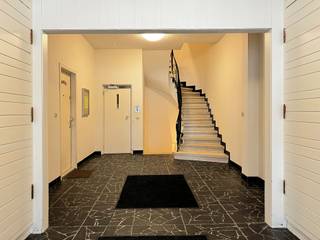 Gerenoveerd ruim appartement van 110 m² nabij het Citadelpark in Gent.<br />Dit stijlvolle appartement combineert licht, comfort en een hoogwaardige afwerking. Dankzij de grondige renovatie is dit een instapklare woonst voor wie houdt van hedendaags wonen in een groene, maar toch centrale omgeving.<br /><br />Bij het binnenkomen tref je een ruime inkomhal met vestiaire. De lichtrijke leefruimte met open keuken geniet van overvloedig daglicht dankzij de brede raampartijen en de 8 meter gevelbreedte. Aansluitend bevindt zich een afzonderlijke bureauruimte, ideaal voor thuiswerk of een hobbyruimte.<br />Een grote berging zorgt voor extra opbergruimte en biedt aansluitingen voor wasmachine en droogkast.<br />Het appartement beschikt over twee volwaardige slaapkamers, waarvan één rechtstreeks toegang heeft tot het zonnig terras. <br />De volledig betegelde badkamer is uitgerust met een ligbad en een stijlvol lavabo meubel. Daarnaast is er een apart toilet met handwasbakje.<br /><br />Troeven op een rij:<br />-Volledige renovatie in 2021, lage energiescore. <br />-Zonnig terras met mooi en open uitzicht<br />-Centrale ligging nabij Citadelpark, station, winkels en scholen<br />-Uitstekende mobiscore van 9,5<br />-Het appartement is momenteel verhuurd aan €1.200 per maand.<br />-Een garagebox op 100 meter afstand kan optioneel worden aangekocht.<br /><br />EPC 101kWh/(m<sup>2</sup>jaar), energielabel B<br />Stedenbouwkundige inlichtingen: vergunningen, woongebieden met cultureel, historische en/of esthetische waarde, geen verkavelingsvergunning, voorkooprecht, geen rechterlijke herstelmaatregel of bestuurlijke maatregel opgelegd. <br />Geen overstromingsgevoelig gebied: G-score: B, P-score: B<br />Elektriciteit conform A.R.E.I.<br />Asbestveilig<br /><br /><br />Voor meer info of een bezoek bel Philip <strong>0475757251</strong> of mail <strong>philip@ocvastgoed.be</strong>