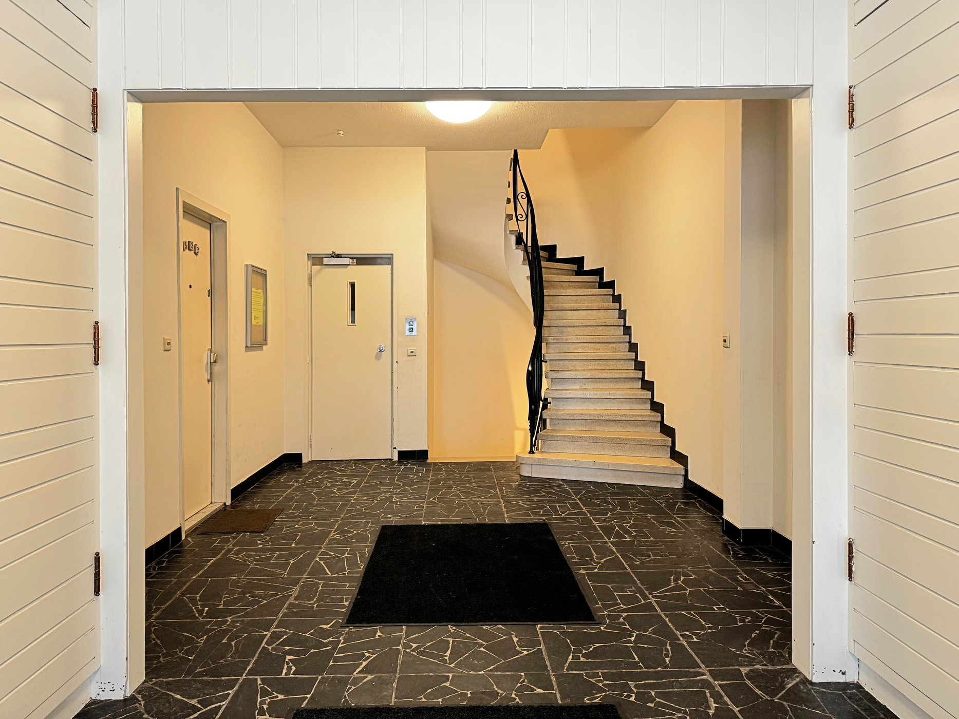 Ruim en gerenoveerd appartement op toplocatie, nabij het Citadelpark. - photo 2