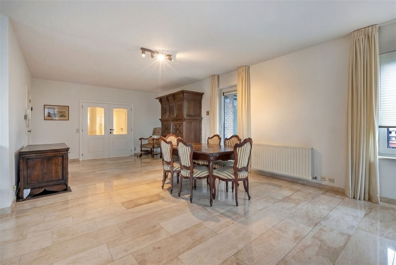 Prachtig, uitzonderlijk ruim appartement met 2 slaapkamers, 2 terrassen en inpandige garagebox, gelegen nabij het centrum van Maaseik. - foto 5