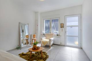 Volledig gerenoveerde en energiezuinige woning nabij centrum Ternat
Op zoek naar een gezellige, instapklare woning die voldoet aan de hedendaagse normen? Deze volledig gerenoveerde woning ligt vlak bij het centrum van Ternat, op wandelafstand van scholen, winkels, het treinstation en openbaar vervoer.
De woning werd in 2025 van kop tot teen gerenoveerd, met bijzondere aandacht voor energiezuinigheid en wooncomfort. Dankzij volledige muurisolatie, dakisolatie, HR+ beglazing, een condenserende gasketel, zonnepanelen én een thuisbatterij geniet de woning van een uitstekend EPC-label A.
Op het gelijkvloers bevinden zich een gezellige leefruimte, een open keuken met eetplaats en een badkamer.
De eerste verdieping omvat een ruime overloopkamer die flexibel kan worden ingericht als bureau, dressing, extra zithoek of hobbyruimte. Van hieruit heeft u toegang tot de ruime slaapkamer en het aangename dakterras.
Op de tweede verdieping bevinden zich nog twee slaapkamers, waarvan één met een charmante mezzanine. Daarnaast beschikt de woning over een praktische kelder.
Een compacte maar verrassend ruime woning, ideaal voor wie zorgeloos wil wonen op een centrale locatie in Ternat. Volledig vernieuwd, energiezuinig én onmiddellijk instapklaar!
Wenst u meer informatie of een bezoek? Aarzel niet ons te contacteren via Laurens@immoaccenta.be
