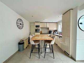 <p>Prix de départ EUR 309.000</p><p>Découvrez cette <strong>spacieuse maison familiale magnifiquement rénovée</strong> dans une <strong>rue très calme</strong> de Boom, très <strong>stratégiquement située à proximité de l'autoroute A12</strong> et à quelques pas du verdoyant <strong>Boom Park</strong>. Cette propriété allie confort, style et fonctionnalité - idéale pour les familles à la recherche d'espace supplémentaire et de finitions de qualité.</p><p>Au <strong>rez-de-chaussée</strong>, vous trouverez deux salons spacieux. Le salon <strong>avant</strong> a été converti en une <strong>seconde cuisine</strong>, offrant une flexibilité supplémentaire pour les familles nombreuses, les colocations ou les cuisiniers amateurs. À l'arrière se trouve le deuxième salon spacieux, suivi de la <strong>cuisine ouverte</strong>, entièrement équipée du confort moderne. Le rez-de-chaussée comprend également une <strong>première salle de bains</strong> avec douche et toilettes, un <strong>grand hall d'entrée avec armoires encastrées</strong> et une <strong>cour extérieure pratique</strong>.</p><p>Le <strong>premier étage</strong> comprend deux chambres spacieuses et une deuxième grande salle de bains équipée d'une douche et de toilettes. De plus, cet étage dispose d'une <strong>agréable et spacieuse terrasse</strong> où vous pourrez vous détendre en toute tranquillité.</p><p>Le <strong>grenier</strong> offre encore plus de potentiel : il peut être converti en une troisième chambre, ou même divisé pour permettre un total de <strong>quatre chambres</strong>.</p><p>En résumé : une maison entièrement rénovée, prête à être emménagée, avec beaucoup d'espace, un emplacement calme et une excellente accessibilité. Une opportunité unique pour ceux qui veulent vivre confortablement et avec style à Boom !</p>