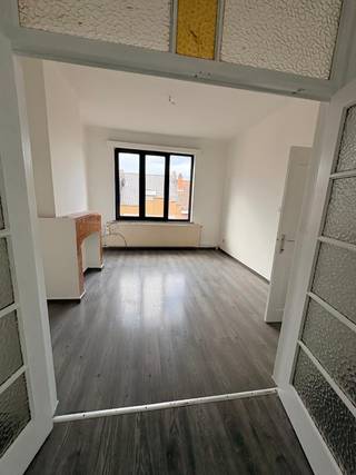 Un appartement confortable avec 1 chambre, situé dans une rue calme, à proximité des axes principaux et des transports en commun.Au troisième étage :...