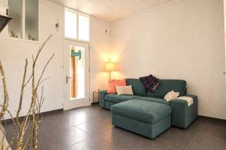 <p><span>WARME GEZELLIGE STADSWONING MET ZALIG GROEN TUIN</span></p><p><span> </span></p><p><span>In een rustige straat nabij het centrum verbergt deze charme gevel een gezellige stadswoning met een warme gezelligheid. </span></p><p><span> </span></p><p><span>De inkom voorziet in handige bergkasten en een apart toilet. De leefruimte pakt uit met mooie afmetingen er is een zit- en eethoek en bijhorende keukenruimte</span></p><p><span> </span></p><p><span>Ook de badkamer is gelijkvloers, het verdiep is opgedeeld in 2 ruime slaapkamers waarvan 1 uitgerust met een vaste kastwand.</span></p><p><span> </span></p><p><span>Buiten zorgt rust voor zalige momenten, het terras wordt er aangevuld met een groene tuin waar genieten centraal staat. Een handige kelder een ruime zolder en een buitenberging voorzien in voldoende bergruimte.</span></p><p><span> </span></p><p><span>Met een bewonerskaart kan je vlot parkeren voor de deur.</span></p><p><span>Er zijn winkels in de dichte buurt en ook het centrum is op wandelafstand.</span></p><p><span> </span></p><p><span>CHARMANT EN GEZELLIG<br />ELEKTRICITEIT GEKEURD<br />ZALIGE TUIN</span></p><p><span> </span></p>