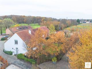 <p><span>Deze voormalige hoeve op ca 4.000m² grondopp. werd met stijl gerenoveerd. Het hoofdgebouw is ingedeeld in een schitterende woon-en eetruimte met OH en een prima ingerichte keuken op het glvl. met doorgang en mooi zicht op een mooi aangelegde tuin &amp; terras rondom. Het gelijkvloers vloeit mooi door naar een naastliggende kantoorruimte. Boven treffen we de slaapkamers en de badkamer. Aangezien deze meer als een loft kan beschouwd worden, kunnen hier nog extra kamers geplaatst worden indien gewenst. Achteraan treffen we nog een mooie opslagruimte van ca 100m² en tal van parkeerplaatsen. Dit eigendom is uitermate geschikt voor een combinatie van het comfortabel wonen en werken. En dit op een prima te bereiken ligging tussen E19 en A12.</span></p>