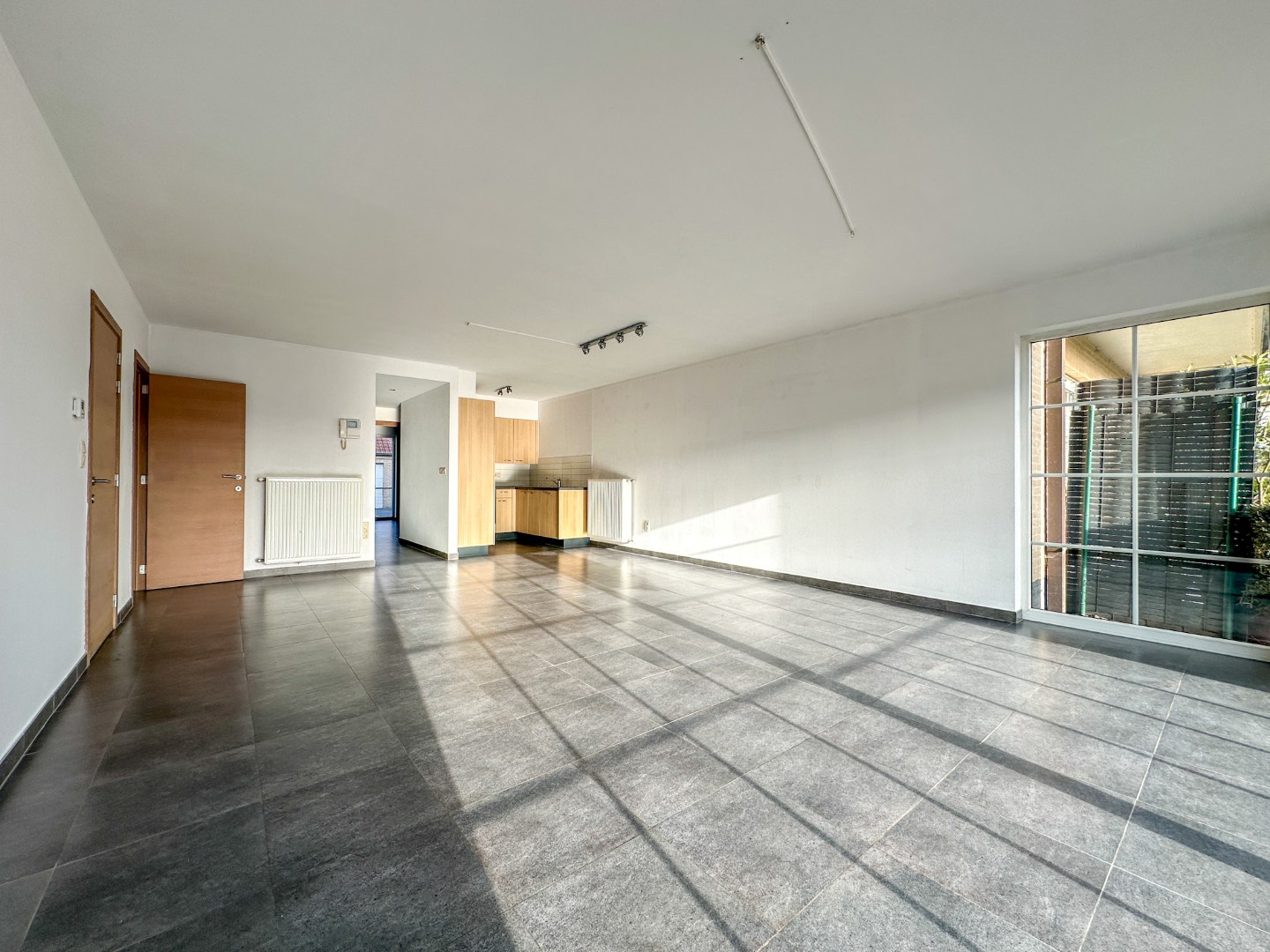 Lichtrijk gelijkvloers appartement met 2 slpk, garage en autostandplaats - foto 5