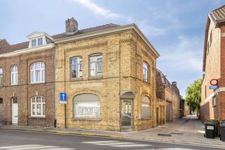 Instapklaar huis te koop in de Slachthuisstraat 15 in Ieper. Dit instapklare huis beschikt over twee ruime kamers en mogelijks derde kamer op de zolder. Dit hoekpand heeft verder twee verschillende inkomdeuren waardoor aan aparte ruimte voor hobby of zaak makkelijk te realiseren is. Er is centrale verwarming op gas en een conforme keuring van de elektriciteit. Bij plaatsen van isolatie op zolder voldoet de woning aan de EPC-eisen!INDELINGGelijkvloers: Gelijkvloerse ruimte (kantoor) met berging - aparte inkom met afzonderlijk toilet - leefruimte met geïnstalleerde keuken.Eerste verdiep: Lichtrijke hall - twee ruime kamers - badkamer met douchebad, lavabomeubel en toilet.Zolder: Zolder met vaste trap, mogelijkheid voor extra kamer, makkelijk te isoleren! Verder heeft deze woning ook nog een praktische kelder die kan dienen als extra bergruimte.ALGEMEEN- CV op gas - Elektriciteit conform - Centrale ligging- Interessant als investering - EPC makkelijk te verbeterenDit pand is onderworpen aan de renovatieverplichting van de Vlaamse overheid voor residentiële gebouwen (behoudens bij sloop binnen 5 jaar na de aankoop). Consulteer voor meer informatie de website van het Vlaams Energie- en Klimaatagentschap via https://www.vlaanderen.be/een-woning-kopen/renovatieverplichting-voor-residentiele-gebouwen