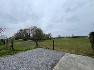 Percelen weideland (Sectie B nummers 311t, 266a/2, 244a, 243a en 317x) bereikbaar via de Prinses Joséphine Charlottelaan en via de Schoon Dal. Volgens de gegevens van Cadgis met een totale oppervlakte van ongeveer 23.686 m².<br />De percelen zijn momenteel in gebruik als weide. Volgens de geldende stedenbouwkundige voorschriften zijn de gronden hoofdzakelijk gelegen in bouwvrij agrarisch gebied, uitsluitend bestemd voor landbouwgebruik.<br />De percelen worden opgemeten door een landmeter en het proces-verbaal van opmeting en afpaling zal uiterlijk beschikbaar zijn bij het verlijden van de authentieke akte. De kosten voor de opmeting en de afpaling zullen ten laste van de koper zijn.