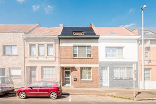 <p>Te koop: woning in de Hoogkamerstraat 71, Temse, nabij openbaar vervoer, invalswegen en het ziekenhuis.</p>
<p>Deze energiezuinige woning (EPC A) biedt een comfortabele indeling en een gunstige ligging. De ruime tuin vormt een groene oase achter het huis, met een garage aan de achterkant voor extra gemak. Dankzij de goede verbindingen en voorzieningen in de buurt is dit een ideale gezinswoning.<br />OPGELET: deze woning is pas beschikbaar 31/12/27</p>
<p> </p>
<p>Belangrijkste ruimtes:<br />• Living (34 m²) met veel lichtinval<br />• Volledig ingebouwde keuken (9 m²) met mogelijkheden<br />• 3 slaapkamers (36 m², 19 m², 7,5 m²)<br />• Badkamer (10 m²) met douche, ligbad, toilet en dubbele wastafel<br />• Berging (8 m²) met aansluitingen voor wasmachine en droogkast, technische ruimte en thuisbatterij<br />• Achterhal (16 m²) deze ruimte kan ingericht worden als bureau<br />• Hal (7 m²) en toilet (2 m²)<br />• Kelder<br />• Garage achteraan de tuin<br />• Tuinhuis</p>
<p>Troeven:<br />• Energiezuinige woning met EPC A<br />• Garage aan de achterkant van de tuin<br />• Ruime tuin</p>
<p>Neem vandaag nog contact op met je ERA-makelaar voor een bezoek.</p>
<p>JOUW DROOMHUIS. ZO GEVONDEN!</p>