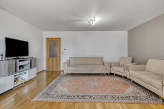 Indeling:- inkomhal met vestiaire - apart toilet - woonkamer (36,5 m²) - volledig uitgeruste keuken (11 m²) - slaapkamer 1 (17 m²) - slaapkamer 2 (15,5 m²) - badkamer met ligbad en dubbele lavabo (7 m²) - ruim terras (10 m²) Troeven: - gunstig EPC (B-label) - conforme elektriciteit - videofoon - gemeenschappelijke fietsenberging Het appartement wordt momenteel verhuurd. Bent u geïnteresseerd in dit appartement te koop in Wilrijk? Aarzel dan niet om contact met ons op te nemen. Wenst u uw eigendom ook te koop of te huur te stellen? We helpen u graag verder. Steeds tot uw dienst om u verder te helpen met al uw vragen over vastgoed!