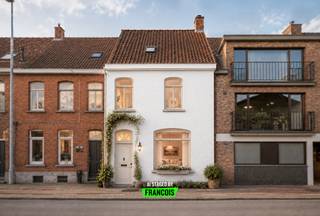 CHARMANTE EN VERRASSEND RUIME WONING IN OOIGEM (mogelijkheid tot kangoeroewonen)<br /><br />In het gezellige Ooigem bevindt zich deze verzorgde rijwoning met een bijzonder praktische indeling en tal van mogelijkheden.<br /><br />Dankzij de twee ruime leefruimtes geniet je van alle comfort en flexibiliteit.<br /><br />Met twee keukens en twee badkamers biedt deze woning een uitzonderlijke meerwaarde. Bovendien is kangoeroewonen hierdoor mogelijk, waardoor de woning uitermate geschikt is voor inwonende ouders, volwassen kinderen of een combinatie van samenwonen met behoud van privacy.<br /><br />De woning beschikt over vier volwaardige slaapkamers, ideaal voor gezinnen of wie extra ruimte wenst voor een bureau of hobbykamer. <br /><br />Opbergruimte is ruimschoots aanwezig dankzij de vele praktische bergruimtes.<br /><br />Buiten geniet je van een aangelegde, onderhoudsvriendelijke tuin met een handige uitweg achteraan. Via dit pad is de carport aan de achterzijde van het perceel vlot bereikbaar, zodat je je wagen steeds veilig en comfortabel kunt parkeren.<br /><br />Kortom, een veelzijdige woning met ruimte, comfort en tal van mogelijkheden — ideaal voor wie op zoek is naar een thuis met extra woonopties.<br /><br />Plan snel je bezoek via 051 47 48 47 of mail naar Tielt@immofrancois.be.<br /><br />Deze prijs is een startprijs: Ieder bod wordt voorgelegd aan de eigenaars die zich het recht voorbehouden om dit al dan niet te aanvaarden