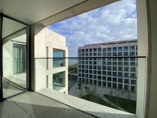 <p>Ontdek deze exclusieve penthouse op de vijfde verdieping van de nieuwbouwrealisatie “Scheldehof” op Nieuw Zuid, ontworpen door toparchitect Max Dudler.<br /><br />Het appartement bevindt zich op een absolute toplocatie, omgeven door tal van trendy restaurants zoals Misera en Nebo, de bekende bakkerij Dellafaille, vooraanstaande kunstgalerijen en de recent vernieuwde Scheldekaaien met hun prachtige wandelboulevard langs het water.<br /><br />De ruime leefruimte geniet van een optimale lichtinval dankzij de grote raampartijen en biedt toegang tot een terras van ca. 12 m² met uitzicht op de Schelde.<br /><br />De volledig geïnstalleerde open keuken is naadloos afgewerkt in een modern, greeploos design en uitgerust met alle nodige toestellen: vaatwasser, inductiekookplaat met geïntegreerde afzuiging, spoelbak, koelkast, vriezer en combioven.<br /><br />De slaapkamer heeft eveneens zicht op de Schelde en een aansluitende badkamer met inloopdouche en dubbele lavabo en toilet.<br /><br />Op de tweede verdieping bevindt zich een mezzanine met aansluitend een zuidgericht dakterras van ca. 20 m², opnieuw met prachtig uitzicht over de Schelde.<br /><br />In de inkomhal is een apart gastentoilet, een berging met aansluiting voor wasmachine, verder voorzien de ingewerkte maatkasten voldoende ruimte voor dressing. <br /><br />Een ondergrondse autostaanplaats met laadpaal is bij te huren aan 150 Euro per maand. <br /><br />EPB in opmaak – label A<br /><br />Gemeenschappelijke lasten: 140 Euro per maand.<br />De nutsvoorzieningen warmtenet-zuid, water en elektriciteit zijn privé op te nemen door de huurder.<br /><br />Onmiddellijk beschikbaar.</p>