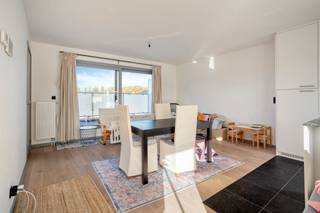 Welkom in Wezemaal ! Dit recent appartement bevindt zich op de eerste verdieping in het nieuwbouwproject Max, gelegen op het Max Havelaarplein. Deze ligging zorgt voor een rustige omgeving, doch vlakbij de Aarschotsesteenweg met een vlotte verbinding naar E314 en een goede bereikbaarheid van openbaar vervoer en winkels.<br /><br />We betreden het appartement op de eerste verdieping via de inkomhal, welke toegang geeft tot de slaapkamers en badkamer. De master bedroom heeft aansluitend een inloopdressing en beide slaapkamers hebben toegang tot het eerste terras. Het toilet en volledig uitgeruste badkamer vinden we hier ook nog terug. Vervolgen we onze weg naar de tweede verdieping, komen we in de lichtrijke leefruimte met open keuken terecht. Hier vinden we maar liefst nog twee terrassen terug, waardoor men gerust kan genieten van de buitenruimte. Tenslotte is er nog een berging, welke dienst doet als technische ruimte en is voorzien van aansluitingen voor wasmachine en droogkast.<br /><br />Op het gelijkvloers onder het appartement heeft men nog een private autostaanplaats, de gemeenschappelijke kosten bedragen €80 per maand welke ook deels bijdragen aan het reservekapitaal.<br /><br />Bent u geïnteresseerd in dit appartement of had u graag meer informatie gewenst? Neem contact op met Ben via +32 468 58 04 09 of ben@sophimo.be.