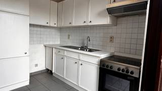 Bij het betreden van het appartement komt u binnen via de inkomhal, die toegang biedt tot de woonkamer en de keuken. Aansluitend bevindt zich...