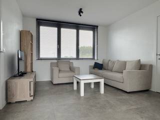 YES! Voor dit pand kan je zélf een afspraak inboeken! Ga naar de advertentie op onze website www.justwonen.be en plan meteen je afspraak in.<br /><br />Klein in oppervlakte, groot in wooncomfort. En dat menen we! De jaloezieën en verlichting zijn al aanwezig, dus veel meer dan je meubels verhuizen en je koffers uitpakken hoef je hier niet te doen. Easy peasy!<br /><br />Indeling:<br />We stappen binnen in de gezellige woonkamer met open keuken. De keuken is voorzien van alle nodige toestellen en dankzij de vloerverwarming hoef je nergens op zoek naar radiatoren. Meer ruimtegevoel, minder gedoe!<br /><br />De slaapkamer bevindt zich aan de voorzijde van het appartement. Dankzij de uitstekende isolatie hoef je je van het verkeer helemaal niets aan te trekken. De badkamer beschikt over een inloopdouche, toilet, badkamermeubel én aansluitingen voor wasmachine en droogkast.<br /><br />En dan hebben we nog een troefje achter de hand… <br />Voorkaan kan je nog genieten van een gezellig terras. Ideaal voor je ochtendkoffie, een aperitiefje na het werk of gewoon… lekker niks doen in de zon. <br /><br />Compact wonen? Graag! Want met een eigen parkeerplaats, gezamenlijke fietsenberging, terras én een praktische indeling heb je hier alles bij de hand.