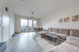 Gelegen op een centrale en vlot bereikbare locatie in Wilrijk, bevindt dit instapklare appartement zich. De aangename buurt combineert het beste van twee werelden: een rustige woonomgeving met alle voorzieningen binnen handbereik. Winkels, scholen, openbaar vervoer en invalswegen bevinden zich in een straal van 1km. Bovendien geniet je hier van de nabijheid van groen en ontspanningsmogelijkheden.<br /><br />Via de lift bereiken we de derde verdieping van residentie Neerland. Wanneer we binnenkomen betreden we de inkomhal die toegang geeft tot de leefruimte met volledig geïnstalleerde, open keuken met aansluitend een praktische berging en een wasplaats.<br /><br />Verder biedt het appartement twee slaapkamers, een toilet en een badkamer voorzien van douche in bad en dubbele lavabo.<br /><br />Via de raampartijen in de leefruimte bereiken we het zuidgerichte terras.<br />Genieten van een aperitief was nog nooit zo aangenaam.<br /><br />In de ondergrondse verdieping vinden we nog een autostaanplaats terug, deze is mogelijks mee aan te kopen aan €20 000.<br />Verder is er ook een publieke parking voorzien.<br /><br />Het appartement beschikt over zonnepanelen en is uiterst energiezuinig.<br /><br />Heb je interesse in dit moderne appartement?<br />Neem gerust contact op via roy@julimmo.be of 0498 62 74 71.