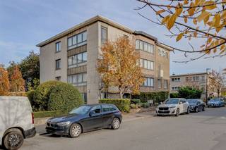 <p><span>Dit </span><span>zeer licht</span><span> en </span><span>meteen instapklaar 3-slaapkamer</span><span> </span><span>hoekappartement </span><span>is gelegen op de tweede verdieping van een</span><span> kleinschalig gebouw met lift</span><span> te Deurne. </span></p><p><span> </span></p><p><span>Tal van winkels, het openbaar vervoer en belangrijke invalswegen vind je in de directe omgeving en op nog geen 15 minuten bereik je </span><span>het centrum van de stad.</span><span> </span></p><p><span> </span></p><p><span>Doordat het een </span><span>hoekappartement </span><span>betreft, geniet je van </span><span>enorm veel lichinva</span><span>l. De </span><span>3 slaapkamers</span><span> maken dat dit een uitstekend appartement is om te verhuren.</span></p><p><span> </span></p><p><span>Indeling</span></p><p><span> </span></p><p><span>- inkomhal </span></p><p><span>- enorm lichte woonkamer en eetkamer (ramen aan 2 zijden!)</span></p><p><span>- achteraan gezellig terras</span></p><p><span>- geïnstalleerde keuken voorzien van alle moderne comfort</span></p><p><span>- slaapkamer 1 </span></p><p><span>- slaapkamer 2 </span></p><p><span>- slaapkamer 3</span></p><p><span>- badkamer met ligbad, lavabo en toilet</span></p><p><span> </span></p><p><span>Algemeen gebouw</span></p><p><span> </span></p><p><span>- kleinschalig gebouw</span></p><p><span>- lage gemeenschappelijke kosten</span></p><p><span>- privatieve kelder</span></p><p><span>- zeer gunstig EPC label B</span></p><p><span>- recent werd de lift volledig gemoderniseerd en een nieuwe collectieve CV ketel geplaatst</span></p><p><span>- ideaal appartement met 3 slaapkamers om te verhuren</span></p><p><span>- meteen beschikbaar</span></p><p><span> </span></p><p><span>Ben jij geïnteresseerd in dit appartement te koop in Deurne, ben je op zoek naar ander vastgoed, een investering of wens je de waarde van jouw eigendom te kennen? Dan ben je bij BOLT immo aan het juiste adres! Wij helpen jou graag verder.</span></p>