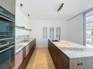 Energiezuinig en instapklaar: 3-slaapkamerappartement met private tuin in Residentie 'Endeavour'<br /><br />Op een absolute toplocatie in de Hofstraat bevindt zich dit hoogwaardige nieuwbouwappartement op de tweede verdieping van Residentie 'Endeavour'. Hier geniet je van modern comfort en een uitzonderlijke bereikbaarheid: op amper 5 minuten wandelen van het bruisende stadscentrum en 2 minuten rijden van de autostrade.<br /><br />Indeling en afwerking:<br /><br />Ontvangst & berging: Uitnodigende inkomhal met ingemaakte vestiaire, een praktisch gastentoilet (op regenwater) en een functionele berging (4 m²) met aansluiting voor een wasmachine.<br /><br />Koken & wonen: Royale, open leefkeuken (19,3 m²) met hoogwaardige inbouwtoestellen (waaronder een Quooker-kraan, stoomoven, combi-oven, inductiekookplaat met geïntegreerde afzuiging, vaatwasser, frigo, diepvries en dimbare ledverlichting). De aansluitende, lichtrijke leefruimte (33,9 m²) is voorzien van een afgesloten trap en reeds geplaatste gordijnen.<br /><br />Slaap- & badkamers: Het appartement telt drie volwaardige slaapkamers (10,5 m², 8,5 m² en een master bedroom van 18,5 m²). De master bedroom heeft een en-suite badkamer (9,8 m²) én direct toegang tot een gezellig terras van 5 m². Daarnaast is er een tweede badkamer (3,5 m²) met inloop-regendouche en lavabomeubel, plus een extra afzonderlijk toilet.<br /><br />Buitenruimte & Extra's: Naast het terras hoort er bij dit appartement een private tuin van ca. 50 m². Ook een kelderberging en een gemeenschappelijke fietsenstalling zijn inbegrepen.<br /><br />Financiële en praktische info:<br />- gemeenschappelijke kosten: 75,00 EUR/maand<br />- 2 autostaanplaatsen te huren aan 250,00 EUR/maand <br />- onmiddellijk beschikbaar