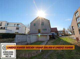 UNIEKE KANS - BIEDEN VANAF 200.000 € - UNIEKE KANS!!! - Passendale – Woning (In Casco) met loods. Op een centraal gelegen perceel in Passendale...