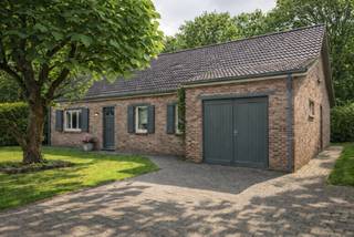 INDELINGBij het betreden van de woning word je ontvangen in een verzorgde inkomhal die toegang geeft tot de lichtrijke leefruimte. Deze sfeervolle...