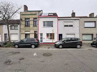 Deze woning te huur in Oostende is gelegen in een rustige straat vlak bij tal van voorzieningen zoals winkels, openbaar vervoer, scholen ... Het...