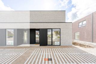 Deze nieuwbouwwoning biedt een sterke combinatie van moderne architectuur, comfort en hoog energie- en woontechnisch niveau in een goed bereikbare, groene locatie in Wingene. <br /><br />De woning is ideaal voor een gezin, die op zoek is naar ruime, lichtrijke ruimtes met een zuidgerichte tuin, in een kwalitatieve nieuwbouwsetting. <br />Dankzij de aandacht voor afwerking, duurzame technieken en de perfecte locatie, is de woning zowel aantrekkelijk als toekomstgericht.<br /><br />Woonindeling:<br />Inkomhal met vestiaire en gastentoilet, eet- en leefruimte met open ingerichte keuken met aansluitend een ruime berging/wasplaats. <br />Op de verdieping hebben we 3 volwaardige slaapkamers, badkamer met dubbele lavabomeubel, ligbad en inloopdouche en apart toilet op de hal en een technische ruimte waar alle technieken worden voorzien (ventilatiesysteem D, vloerverwarming, zonnepanelen, warmtepomp type lucht/water).<br /><br />De woning beschikt daarnaast over een zuidgerichte tuin &amp; terras en privatieve parkeerplaatsen vooraan.<br /><br />Meer info en/of een plaatsbezoek, neem gerust contact op 0470 50 50 50 of info@futurimmo.be.