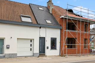 Ben je op zoek naar een instapklare starterswoning waar je zonder zorgen kan intrekken? Dan is deze volledig gerenoveerde woning in Haasdonk zeker een bezoek waard. Dankzij de kwalitatieve afwerking, de moderne technieken en de gezellige tuin met zicht op de velden is dit de ideale woning voor starters, jonge gezinnen of investeerders.<br /><br />Je komt binnen in de inkomhal, waarna je doorloopt naar de lichtrijke leefruimte die naadloos overgaat in de volledig nieuwe keuken. De keuken werd nog niet gebruikt en is uitgerust met alle nodige toestellen. Verder beschikt het gelijkvloers over een praktische berging en een moderne badkamer met inloopdouche en toilet.<br /><br />Op de eerste verdieping bevinden zich 2 slaapkamers, waarvan één voorzien is van een gezellige mezzanine, ideaal als extra slaapruimte, bureau of hobbyhoek. Op deze verdieping is bovendien een airco-unit aanwezig voor extra comfort. Daarnaast is er ook nog een apart toilet.<br /><br />Buiten geniet je van een onderhoudsvriendelijke tuin met een gezellig terras en een praktische buitenberging. Het perceel heeft een oppervlakte van 255 m².<br /><br />Extra troeven:<br />- Nieuw dak<br />- Overal hoogrendementsglas<br />- Conforme elektriciteit<br />- Geen renovatieplicht<br />- Ingebouwde ledverlichting doorheen de woning<br />- Airco aanwezig op de verdieping<br /><br />Een perfect afgewerkte woning waar kwaliteit, comfort en een centrale ligging hand in hand gaan.<br /><br />Contacteer ons via 052 46 38 03 voor meer informatie of een bezoek.<br />