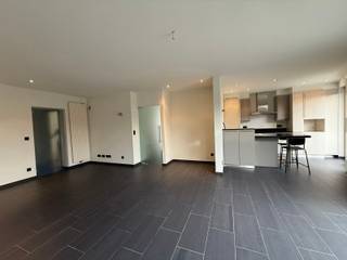 Dit charmante appartement bevindt zich op het gelijkvloers van een verzorgd en goed onderhouden gebouw, centraal gelegen in Geel en vlot...