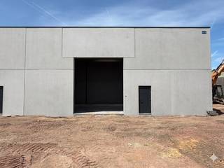 Instapklare, strategisch gelegen nieuwbouw bedrijfsunit (190 m²) te Wingene.<br /><br />Bent u op zoek naar de perfecte uitvalsbasis voor uw onderneming? Deze gloednieuwe bedrijfsunit van 190 m² in Wingene, combineert een moderne infrastructuur met een absolute toplocatie. Dankzij de strategische ligging bent u in amper 5 minuten op de E40 (op- en afrit Beernem) – een enorme troef voor uw klanten, leveranciers en medewerkers.<br /><br />Met een indrukwekkende vrije hoogte van 6,85 meter is deze multifunctionele ruimte uitermate geschikt voor opslag, productie, logistiek of ambachtelijke activiteiten.<br /><br />Waarom dit de ideale match is voor uw bedrijf:<br />- Ruimte & Hoogte: 190 m² oppervlakte met een vrije hoogte van 6,85 m.<br />- Topbereikbaarheid: Slechts 5 minuten rijden van de E40 (Beernem).<br />- Comfort & Uitstraling: Moderne, kwalitatieve afwerking inclusief een automatische sectionaalpoort, loopdeur, toilet en uitgietbak.<br />- Voorzieningen: Stads- en regenwater, elektriciteit.<br />- Parkeergelegenheid: Inclusief 1 privatieve parkeerplaats.<br /><br />Praktische info:<br />- Beschikbaarheid: Vanaf 01/09/2026.<br />- Kosten: Onroerende voorheffing is ten laste van de huurder.<br /><br />Interesse in deze unieke kans? Neem vandaag nog contact met ons op voor meer informatie of een bezoek ter plaatse! 0470 50 50 50