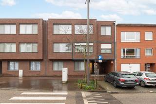 Locatie:
Dit appartement op de eerste verdieping is gelegen aan de Kleinesteenweg te 2610 Wilrijk, op een gegeerde locatie nabij de Bist. Winkels, horeca, scholen, openbaar vervoer en parken bevinden zich op wandelafstand. Dankzij de vlotte verbindingen bereik je Antwerpen, Brussel, Mechelen en de belangrijkste invalswegen snel en eenvoudig.

Indeling:
Je komt binnen via de inkomhal met veiligheidsdeur en tegelvloer. De lichtrijke leefruimte van 33 m² geeft rechtstreeks toegang tot het zuidgericht terras van 10 m² met open zicht. De open keuken is volledig ingericht en sluit praktisch aan op de berging. Verder beschikt het appartement over twee ruime slaapkamers van 13 m² en 15 m², een badkamer met ligbad, aparte douche en lavabomeubel, en een apart gasten toilet.

Autostaanplaats verplicht aan te kopen voor 25.000 euro.
Kelder berging: aanwezig.

Troeven:
✓ Energiezuinig appartement met EPC B. 
✓ Instapklaar appartement op een toplocatie  
✓ Zuidgericht terras van 10 m² met open zicht. Twee ruime slaapkamers. Automatische rolluiken en vliegenramen aanwezig.

Technische gegevens:
Bouwjaar: 2007
Individuele meters voor gas, elektriciteit en water. Verwarming op gas en airco.
Dubbele beglazing uit Aluminium met rolluiken en vliegenramen.

Extra:
Algemene kosten per maand: 148 euro.
Stedenbouwkundige inlichtingen in aanvraag.

Benieuwd naar de waarde van je woning? Vraag een gratis schatting aan via lex@bauwensvastgoed.be