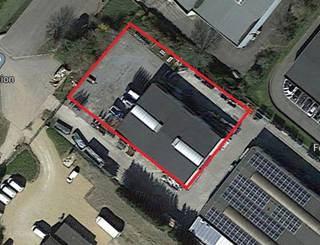 <p>Structura.biz biedt u dit magazijn aan van ca. 600 m² met een vrije hoogte van 6 meter, perfect voor opslag, productie of ambachtelijke activiteiten. Uitgerust met een grote sectionale poort (5 m x 4 m), ideaal voor gemakkelijke toegang met bestelwagens of vrachtwagens.</p>
<p>Het pand beschikt over een kantoorruimte van ca. 50 m², verdeeld over twee niveaus, inclusief toilet en waterpunt.</p>
<p> Verwarming via gasgestookte aerotherm<br /> Neonverlichting<br /> Alarmsysteem en branddetectie<br /> Lichtstraat voor natuurlijk daglicht<br /> Omheinde buitenruimte van ca. 900 m² met camerabewaking</p>
<p> Strategisch gelegen in Gembloux, vlakbij de E411, N29 en N4 – uitstekende bereikbaarheid verzekerd.</p>