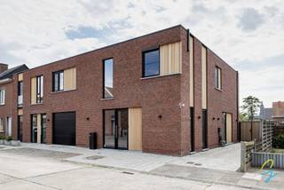 <div>
<div>
<div>
<section>
<div>
<div>
<div>
<div>
<div>
<div>
<p>Deze energiezuinige en hoogwaardig afgewerkte halfopen nieuwbouwwoning combineert modern wooncomfort met een uitstekende ligging. Rustig gelegen, maar met vlotte verbinding via de R4 en E34 richting Gent, Antwerpen en Nederland.</p>
<p>De woning beschikt over een lichtrijke leefruimte met grote raampartijen en een open, volledig ingerichte keuken voorzien van kwalitatieve AEG-toestellen, een keramisch werkblad en maatkasten. Dankzij de grote glaspartijen geniet u de hele dag van een aangename lichtinval.</p>
<p>Verder omvat de woning 3 volwaardige slaapkamers en een stijlvolle badkamer met ligbad, dubbele lavabo en ruime inloopdouche en 2 ruime bergingen.</p>
<p>Buiten geniet u van een zuidgerichte tuin met ruim terras, uitgerust met een luifel met geïntegreerde verlichting. Extra troef is een garden house van maar liefst 35 m².</p>
<p>Deze woning werd uitgerust met de nieuwste technieken en duurzame voorzieningen:</p>
<ul>
<li>EPC: -8 (bijna-energieneutraal)</li>
<li>18 zonnepanelen (ca. 7.000 kWh)</li>
<li>Slimme laadpaal</li>
<li>Vloerverwarming én koeling</li>
<li>Ventilatiesysteem C+</li>
<li>Hoogrendementsglas met screens en zonnewerend glas</li>
<li>Regenwaterput van 5.000 liter</li>
<li>Alarminstallatie</li>
<li>Op maat gemaakte kasten</li>
</ul>
<p>Een instapklare woning waar luxe, energiezuinigheid en comfort perfect samenkomen.</p>
<p>Interesse? Neem contact op met Simon Coens via 0478/206.774 of simon@cornelis-goeman.be, of via de website van Cornelis & Goeman. Wij ontvangen u graag voor een persoonlijke rondleiding.</p>
</div>
</div>
</div>
</div>
<div></div>
<div>
<div></div>
</div>
</div>
</div>
</section>
<div></div>
</div>
</div>
</div>
<div></div>