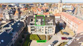 Ruim duplexappartement(EPC B!) met 3 slaapkamers, 2 badkamers en 2 zonnige terrassen in Westende: optie aankoop garage<br /><br />Dit prachtige duplexappartement met EPC-label B is gelegen in de Julien Soetaertstraat in Westende-Dorp en beschikt over een bewoonbare oppervlakte van maar liefst 109 m². Dankzij de doordachte indeling, de drie volwaardige slaapkamers, de twee badkamers en de twee zonnige terrassen biedt dit appartement een ideale combinatie van comfort, licht en buitenruimte.<br /><br />Op het eerste niveau vindt u de ruime leefruimte, die in verbinding staat met een van de terrassen, perfect voor gezellige momenten buiten of om van de zon te genieten. De open keuken is functioneel ingericht en vormt het centrale punt voor koken en samenzijn. alsook zijn er op dit niveau 2 slaapkamers, een badkamer en een ruime (was)berging.<br /><br />Op het bovenste niveau bevindt zich een volwaardige slaapkamer met ensuite badkamer, waardoor het appartement zeer geschikt is voor gezinnen, gasten of als tweede verblijf aan de kust. Daarnaast is er nog een ruim tweede terras, ideaal om in alle rust van buitenlucht te genieten.<br /><br />Dankzij de royale oppervlakte, de duplexindeling en de centrale ligging in Westende is dit appartement zowel geschikt als vaste woonst, tweede verblijf of investering.<br /><br />Er is de mogelijkheid om een garage te kopen bij het appartement in de residentie.<br /><br />Voor meer informatie of een bezoek kunt u contact opnemen met Inti op inti@immofrancois.be of 0499 74 89 74.<br /><br />