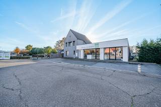 <u><strong>HIGHLIGHTS</strong></u><br />+ Veelzijdig potentieel<br />+ Ideale ligging, ruime parkeergelegenheid<br /><br />Ben je op zoek naar een woning met mogelijkheid tot handelsruimte op een gunstige locatie? Dan is deze voormalige warme bakkerij met woonst mogelijk iets voor jou! Gelegen in een residentiële buurt van Koersel, geniet je van een zeer goede bereikbaarheid met veel passage, zichtbaarheid en ruime parking voor de deur.<br /><br />De woning beschikt o.m. over een ruime living met open keuken, 3 slaapkamers, badkamer, bureel, ingerichte zolder bereikbaar via vaste trap en kelder. In de royale tuin bevinden zich nog een dubbele vrijstaande garage, overdekt zwembad, carport voor mobilhome en overdekt terras. <br />Aanpalend aan de woning treffen we de bakkerij aan met winkel en ateliers. Dankzij de grote sectionaalpoort is het vlot laden en lossen.<br /><br /><u><strong>DIVERSE COMMERCIËLE MOGELIJKHEDEN</strong></u><br />Ook voor mensen die zoeken naar een ruimte voor een praktijk, kantoor of andere bestemmingen kan dit polyvalente gebouw - mits de juiste vergunningen - zeker een perfecte oplossing bieden. Wat het type 'handel' betreft, ziet de stad Beringen verschillende mogelijkheden. Dit hangt volledig af van het programma dat de kandidaat-koper wil realiseren. De parkeernorm zal per aanvraag afzonderlijk beoordeeld worden.<br />Met andere woorden: een opportuniteit voor de gedreven en ambitieuze ondernemer!<br /><br /><u><strong>OVERNAME HANDELSFONDS MOGELIJK</strong></u><br />Daarnaast kan ook het handelsfonds, bestaande uit investeringen bakkerij, winkelinrichting, materieel en uitrusting worden overgenomen. De winkelinrichting is up-to-date waardoor er de eerstkomende tijd nagenoeg niet geïnvesteerd dient te worden in vernieuwing. Alle apparatuur is in prima staat. Gedetailleerde informatie en foto's beschikbaar op kantoor. <br /><br /><u><strong>VERNIEUWINGEN</strong></u><br />- Uitgebreide zonnepaneleninstallatie met groenestroomcertificaten<br />- Volledig nieuwe winkelinrichting<br />- Lucht/lucht airco's<br /><br /><u><strong>ROYAAL GEHEEL MET ENORM VEEL POTENTIEEL</strong></u><br />De 3 huidige percelen worden als geheel aangeboden, zijnde een polyvalent handelshuis met riante tuin.<br />De tuinzijde is echter ook verkavelbaar naar bouwgrond. Het visiekader van de stad Beringen is van toepassing (zie documenten). Voor meer specifieke informatie kan rechtstreeks contact worden opgenomen met de Dienst Omgeving van de stad Beringen.<br /><br /><u><strong>CONTACT</strong></u><br />Zie jij ook al het potentieel van dit polyvalent handelshuis?<br />Contacteer mij voor meer info of voor een vrijblijvende afspraak via 0475/47.44.50.<br /><br />Dit pand kan onderhevig zijn aan de renovatieverplichting die door de Vlaamse overheid wordt opgelegd voor niet-residentiële gebouwen. Consulteer voor meer informatie de website van het Vlaams Energie- en Klimaatagentschap via https://www.energiesparen.be/nr/renovatieverplichting.<br /><br /><em>De vermelde oppervlaktes zijn slechts indicatief. Katrien Wouters - creating IMMOtions kan niet verantwoordelijk gesteld worden voor de juistheid van de aan haar verstrekte gegevens. </em><br />