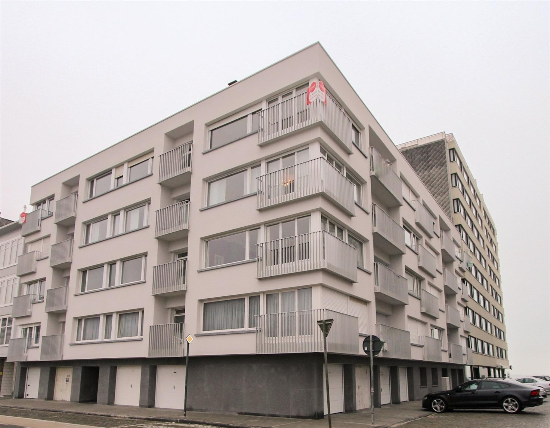 Te renoveren studio met zeer ruim balkon met zijdelings zeezicht. - foto 1