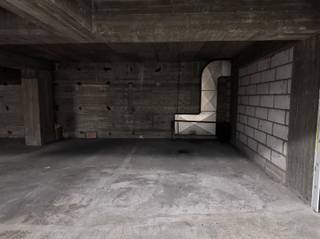 Garage box ouvert situé dans le parking de la résidence Gaudi. Fini les problèmes de stationnement dans le centre ville !