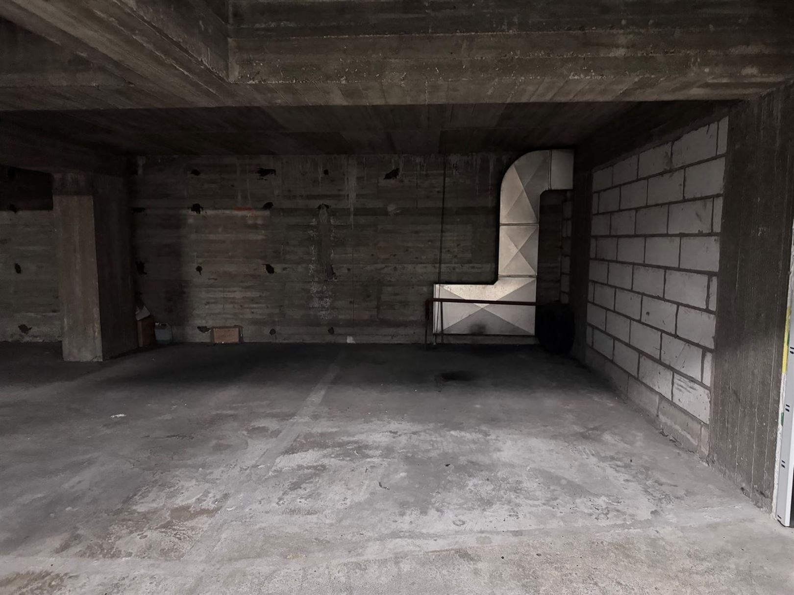 Garage box ouvert situé dans le parking de la résidence Gaudi. Fini les problèmes de stationnement dans le centre ville !