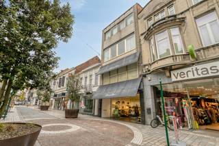 Discover this excellently located commercial property for rent in Roeselare's bustling shopping street. Due to its prime location and spacious layout, this representative building offers numerous opportunities for entrepreneurs looking for quality business real estate.<br /><br />Located in the car-free zone of the Ooststraat in Roeselare, surrounded by established names such as Veritas, Zeeman and River Woods. The location guarantees maximum visibility and plenty of passage.<br /><br />Land area: approx. 190 m²<br /><br />Usable area: approx. 255 m²<br /><br />Building layout<br />The property is spread over two floors:<br /><br />- Ground floor: commercial commercial space with a wide, inward display case of approximately 7 m for maximum visibility.<br /><br />- First floor: additional retail area, separate office for administration and a spacious storage area.<br /><br />- Basement<br /><br />- Sanitary facilities and an equipped kitchen.<br /><br />Advantages of this property<br /><br />- Maximum storefront space<br /><br />- Existing lift for optimal comfort<br /><br />This retail property for rent is the ideal place for your business in a prime location in Roeselare. A unique opportunity for those who want to rent in a commercial environment.<br /><br />Are you looking for commercial real estate consisting of commercial property for rent in Roeselare? Do not hesitate to contact us on 051 21 22 23.<br /><br />Register of measures: no