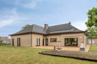Indeling: <br /><br />- inkomhal met gastentoilet<br />- lichtrijke, ruime leefruimte met gaskachel<br />- aparte leefkeuken met zicht op de tuin<br />- 3 volwaardige slaapkamers<br />- badkamer met lavabomeubel, ligbad en toilet<br />- dubbele garage (waarvan 1 met een elektrische sectionaalpoort)<br />- praktische bergruimte met aparte douche<br /><br />Zolderverdieping te bereiken via zolderluik. <br /><br />Troeven: <br />- rustig gelegen op Ter Kassei<br />- gunstig EPC B! <br />- aanwezigheid zonnepanelen met groenestroomcertificaten (€300/certificaat)<br />- vernieuwde CV-ketel (2026)<br />- vloerverwarming & radiatoren<br />- dubbele garage en oprit<br /><br />Contacteer Sarah Hanson (0493 25 46 80) voor meer info of een bezoek ter plaatse!<br /><br />Bestuursmaatregelen in het maatregelenregister: nee<br /><br />Deze AI-visualisaties zijn bedoeld als inspiratie. Er werd geen rekening gehouden met technische specificaties, stedenbouwkundige voorschriften of de concrete mogelijkheden tot realisatie.