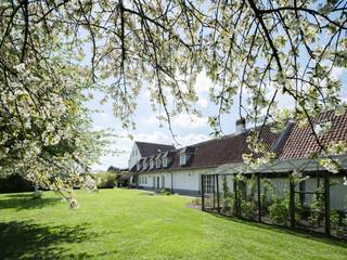 <strong>Karaktervol landhuis met zwembad en poolhouse op ca. 4.090 m², nabij het kasteel van Laarne.</strong><br /><br />In een uitzonderlijk rustige, landelijke omgeving, op korte afstand van Gent en met vlotte verbindingen naar de belangrijkste invalswegen, bevindt zich dit charmante landhuis. De woning is gelegen in landschappelijk waardevol agrarisch gebied en biedt een zeldzame combinatie van authenticiteit en ruimte, omgeven door een idyllische tuin.<br /><br />De woning heeft een bewoonbare oppervlakte van ca. 500 m² en is deels ondergebracht in de voormalige stallen, wat zorgt voor een unieke indeling en een uitgesproken karakter. Binnen beschikt de woning over vijf slaapkamers, twee badkamers, meerdere leefruimtes, een bar en een geklimatiseerde wijnkelder. Buiten geniet u van een aangename leefomgeving met zwembad en carport. Het geheel wordt omringd door een volgroeide tuin met boomgaard, bloemenweide en serre, waar rust en privacy centraal staan.<br /><br />Daarnaast is de woning uitgerust met zonnepanelen en een thuisbatterij (EPC-label C), wat bijdraagt aan een energiezuinig geheel.<br /><br /><strong>Kortom, een eigendom met uitgesproken charme en een permanent vakantiegevoel, waar wonen en genieten naadloos samenkomen.</strong><br /><br /><em>Voor meer informatie, mail naar info@carloeggermont.be</em>