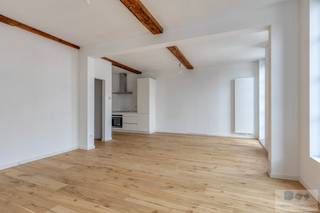 Op zoek naar een ruim en instapklaar appartement in het centrum van Lier?<br /><br />Dit volledig gerenoveerde appartement van maar liefst 112 m² combineert ruimte, licht en energiezuinigheid op een topligging, vlakbij de Grote Markt.<br /><br />De lichtrijke leefruimte met authentieke elementen zoals parket en zichtbare balken zorgt voor een warme en aangename woonbeleving. Aansluitend bevindt zich de geïnstalleerde keuken.<br /><br />Het appartement beschikt over 2 volwaardige slaapkamers, een moderne badkamer met inloopdouche, apart toilet en een praktische berging.<br />Achteraan geniet u van een aangenaam terras met gunstige oriëntatie, ideaal om in alle rust te ontspannen.<br /><br />Dankzij het EPC label A (95 kWh/m² jaar), conforme elektriciteit en asbestveilige toestand is dit appartement volledig toekomstgericht en zonder zorgen.<br /><br />Extra comfort: recht tegenover het appartement bevindt zich een overdekte en afgesloten parkeerplaats, die optioneel kan worden aangekocht of gehuurd. Een bijzonder interessante meerwaarde op deze centrale locatie.<br /><br />Gelegen op wandelafstand van winkels, horeca en openbaar vervoer, biedt dit appartement het perfecte evenwicht tussen rust, ruimte en stadsleven.