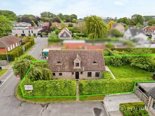 Deze alleenstaande woning is gelegen in een doodlopende straat in het landelijke Outrijve en biedt een ideale combinatie van rust, ruimte en bereikbaarheid. Dankzij de gunstige ligging geniet je van een rustige woonomgeving, terwijl winkels, scholen en verbindingswegen vlot bereikbaar blijven.<br /><br /><u><strong>Indeling</strong></u><br />Via de inkomhal krijg je toegang tot de lichtrijke leefruimte met zithoek en eetplaats. Aansluitend bevindt zich de keuken met praktische verbinding naar de dubbele garage en de kelder. Op het gelijkvloers is eveneens een gastentoilet aanwezig.<br />Op de verdieping bevinden zich 4 volwaardige slaapkamers, een badkamer en een afzonderlijk toilet. De woning biedt veel mogelijkheden voor gezinnen of wie extra ruimte wenst voor bureau of hobbyruimte.<br />Buiten geniet je van een aangename, zongerichte tuin waar het rustig vertoeven is.<br /><br /><u><strong>Technisch</strong></u><br />De woning beschikt over centrale verwarming met een condenserende ketel van 2018, dubbele beglazing en een <strong>gunstig EPC-label B</strong>.<br />De dubbele garage is uitgerust met elektrische poorten en biedt heel wat praktische bergruimte.<br /><br /><u><strong>Troeven</strong></u>
<ul>
	<li>Alleenstaande woning</li>
	<li>EPC-label B</li>
	<li>Rustige ligging in doodlopende straat</li>
	<li>4 slaapkamers</li>
	<li>Dubbele garage met elektrische poorten</li>
	<li>Centrale verwarming vernieuwd in 2018</li>
</ul>
<u><strong>Contact</strong></u><br />Meer info of een bezoek ter plaatse? Contacteer Beau op 0494 52 19 62 of via beau@real-immo.be