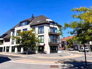 LUXE-APPARTEMENT van 260m2 + 17m2 terrassen! Op wandelafstand van het CENTRUM, STATION en SCHOLEN, WINKELS, en de KLINIEK. UNIEKE AFWERKING met...