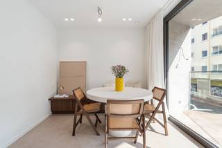 MODELAPPARTEMENT TE BEZICHTIGEN ELK WEEKEND: VRIJ-ZAT-ZO VAN & 14-17U<br /><br />Nieuwbouwresidentie "Sans Souci" is gelegen in het hartje van Koksijde-Bad, in een zijstraat van de zeedijk. Kleinschalige residentie van amper 5 appartementen. Elk appartement beschikt over 2 terrassen waarvan een ruim terras aan de voorzijde waar u kan genieten van het zijdelings zeezicht! Moderne indeling met een leefruimte met open keuken die paalt aan het terras aan de voorzijde. Verder beschikken deze appartementen over 1 of 2 slaapkamers met telkens nog een zuidwest gelegen terras! De appartementen worden afgewerkt in samenspraak met de bouwpromotor. Op gelijkvloers bevinden zich de gemeenschappelijke fietsenstalling en een huisvuillokaal.<br /><br />Dit appartement gelegen op de 2 bovenste verdiepingen beschikt over maar liefst 3 terrassen, waaronder één groot dakterras!<br /><br />Bezoek nu ons modelappartement op vrijdag, zaterdag en zondag van 14-17u of bel voor een afspraak.