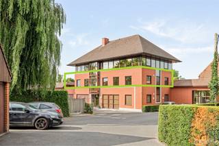 Dit rustig gelegen stijlvol tweeslaapkamerappartement van 130 m² biedt je in het hart van Anzegem een uitzonderlijke woonbeleving, waar ruimte, comfort en tijdloze elegantie elkaar versterken. Vanaf het moment dat je binnenkomt, voel je de warme sfeer dankzij de verfijnde houten accenten en natuurlijke materialen.<br /><br />De <strong>volledig uitgeruste keuken</strong>, met houten kasten en een elegant granieten werkblad, vormt een harmonieuze en praktische plek voor wie graag kookt. De aansluitende eetruimte vloeit naadloos over in de <strong>gezellige zithoek met parketvloer </strong>— de ideale setting om thuis volop te genieten.<br /><br />Daarnaast geniet je van een ruim, <strong>zuid terras van 29 m².</strong><br /><br />De <strong>twee comfortabele slaapkamers en de verzorgde badkamer met ligbad</strong> bieden je alle ruimte om na een drukke dag heerlijk tot rust te komen. Dankzij de vele ingemaakte kasten geniet je bovendien van discrete en efficiënte opbergruimte doorheen de hele woning.
<h3>Praktisch</h3>

<ul>
	<li>Huurprijs: € 750 / maand</li>
	<li>Syndic: € 60 / maand</li>
	<li>Optionele garage: € 50 / maand</li>
</ul>

<h3>Interesse? Schrijf je in voor het bezoekmoment op 4 december (16u–17u) of 8 december (16u30–17u30).</h3>
Kies een tijdsslot naar keuze via de zwarte knop 'maak nu een afspraak' op onze website. Heb je vragen? Contacteer Sarah via sarah@maesconceptimmo.be.