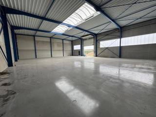 Storage space for rent in Evergem near the R4 in the industrial park De Nest. The warehouse of 480 m² has a clear height of 7 metres, 1...