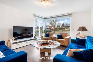 Voor meer info en foto’s, surf naar www.swevers.be – Ontdek deze ruime en instapklare halfopen bebouwing uit 2013 in de Schootstraat 2 te Heusden-Zolder. Met een bewoonbare oppervlakte van 274 m², vijf slaapkamers, drie badkamers en een perceel van 9a 81ca biedt deze woning volop ruimte en wooncomfort. De zonnige tuin met overdekt terras en een vrijstaande garage met kelder zorgen voor extra gebruiksgemak. De gelijkvloerse verdieping omvat een lichtrijke leefruimte van 47 m², een volledig uitgeruste keuken van 32 m², een praktische berging en een douchekamer. Op de eerste verdieping vindt u vier slaapkamers en een ruime badkamer. De grootste slaapkamer heeft toegang tot een dakterras van 30 m². De tweede verdieping herbergt een royale slaapkamer met eigen badkamer, ideaal als master bedroom of studio. De tuin biedt optimale privacy en de zuidelijke oriëntatie is perfect voor zonnige dagen. De brede oprit en nabijheid van winkels, scholen, openbaar vervoer en natuur maken dit huis compleet. Voor meer informatie, bel 011 255 155. Bron bewoonbare oppervlakte: EPC – verslag.