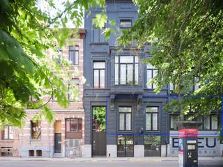 <em>Imposant designappartement met loftallures nabij het Wintercircus en De Krook</em><br /> <br />Dit<strong> uitzonderlijke appartement</strong>, in een vorig leven nog een discotheek met <strong>verzonken dansvloer</strong>, beschikt over <strong>een bruikbare vloeroppervlakte van ca. 221 m² en een terras van ca. 24 m²</strong>.<br /> <br />Aan de voorzijde biedt het appartement <strong>een uitzicht op de Muinkschelde en de Ketelvaart.</strong> Het is <strong>hoogwaardig afgewerkt met uniek maatwerkmeubilair, fineer en een breukstenen vloer</strong>. Een stijlvolle combinatie die zorgt voor <strong>een bijzondere en exclusieve woonbeleving</strong>. Het appartement beschikt in zijn huidige indeling over<strong> één royale slaapkamer en een aparte bureauruimte</strong> die ook kan worden ingedeeld als een tweede aparte slaapkamer<br /> <br />Een ware<strong> opportunitei</strong>t voor wie op zoek is naar <strong>een ruim appartement op een centrale ligging met</strong> <strong>een eigen signatuur</strong><br /> <br /><strong>Samengevat: een indrukwekkende eigendom die zich onderscheidt door haar materialisatie, volume en beleving op wandelafstand van het Wintercircus.</strong><br />(Mogelijkheid tot aankopen van parkeerplaats en fietsenberging voorzien)