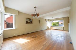 <strong>Te renoveren woning met 3 slaapkamers en groot werkhuis op een groot perceel van 698m² in een rustige straat gelegen tussen Dessel en Witgoor. EPC 802 <span>Kwh/m²/jaar</span><br /><br />Ligging:</strong> De Almenstraat ligt centraal tussen Dessel en Witgoor. Heel leuke ligging dus voor wie overal kortbij wilt wonen maar toch rust wilt ervaren. <br /><br /><strong>Indeling:</strong> <strong>Gelijkvloers:</strong> inkom, traphal, woonkamer, keuken, badkamer, wasplaats, toilet. <strong>Eerste verdieping:</strong> overloop, 3 slaapkamers. <strong>Tweede verdiep:</strong> zolder via luik. <strong>-1:</strong> kelder. <br /><br /><strong>Omschrijving:</strong> Bij binnenkomst in de woning betreedt u de inkomhal, die direct toegang biedt tot de trap en verderop de keuken, die baadt in het zonlicht. De keuken is voorzien van toestellen en veel kastruimte. Vanuit de keuken loopt u door naar de woonkamer, die dankzij haar oppervlakte voldoende plaats biedt voor een gezellige zithoek en een eetgedeelte. Op alle ramen zijn rolluiken aanwezig. <br />Wanner we doorlopen komen we in de zeer grote uitbouw die plaats biedt voor de badkamer (ligbad en douche), een wasplaats/berging en een apart toilet. <br />Daarnaast beschikt de woning over een droge kelder. Deze ruimte paalt aan de keuken en is ideaal voor opslag.<br />
<p>Via de trap bereikt u de eerste verdieping, waar zich drie slaapkamers bevinden.</p>
<p>Tevens biedt de woning een ruime zolderverdieping bereikbaar via een luik op de overloop. <br /><br />Als we buiten kijken, zien we dat het brede perceel veel ruimte biedt. Palend aan de woning is er een groot overdekt terras. Verder staat er een heel grote en hoge garage/ bijgebouw in de tuin. Ze is voorzien van een sectionaalpoort en staat volledig vergund. De tuin is volledig omheind en voorzien van een beregeningssysteem dat werkt op grondwater.</p>
<p><strong>Deze woning biedt met haar ruime indeling en verschillende niveaus veel mogelijkheden voor renovatie en verdere inrichting naar eigen wens.<br /><br /></strong>Deze woning valt onder de renovatieplicht. Voor meer info kijk op de website van het Vlaams Energie- en Klimaatagentschap: https://energiesparen.be/renovatieverplichting<br />Dankzij de vereenvoudigde "Mijn verbouwpremie" heb je waarschijnlijk recht op heel wat premies!<strong><br /></strong></p>
<strong>Bijzondere informatieplicht</strong>: <span>omgevingsvergunning stedenbouwkundige handelingen uitgereikt, woongebied, geen rechterlijke herstelmaatregel of bestuurlijke maatregel opgelegd, geen voorkooprecht ruimtelijke ordening, geen omgevingsvergunning voor verkavelen van gronden.</span>